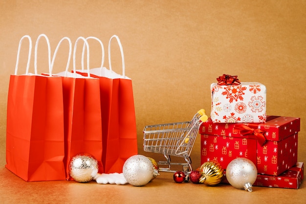 Weihnachtsverkaufskonzept mit Taschen und Geschenkboxen