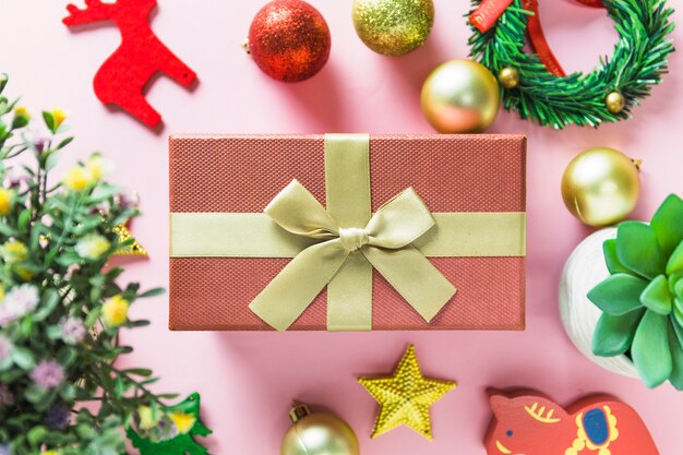 Weihnachtszusammensetzung der rosa Geschenkbox mit Flitter