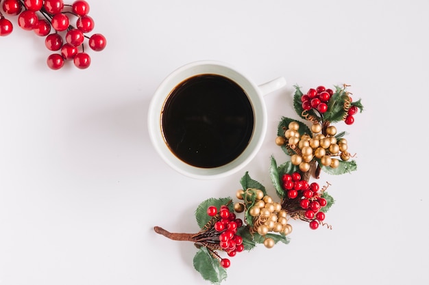 Weihnachtszusammensetzung des Kaffees mit roten Beeren