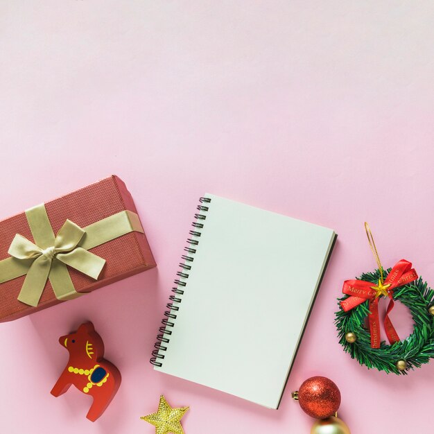 Weihnachtszusammensetzung des Notizblockes mit Geschenkbox