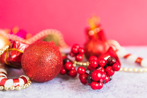 Weihnachtszusammensetzung des roten Flitters mit Beeren