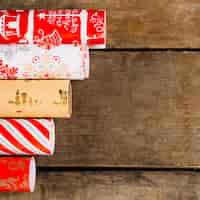 Kostenloses Foto weihnachtszusammensetzung mit abschluss herauf ansicht von geschenken
