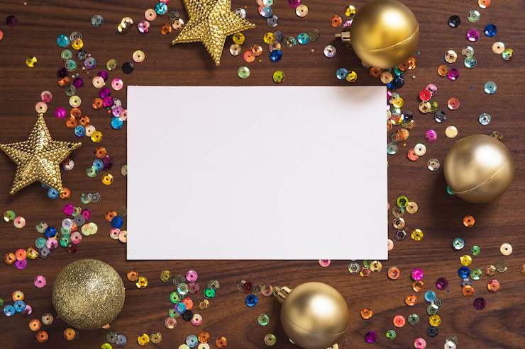 Kostenlose Foto weihnachtszusammensetzung mit blatt papier in der mitte