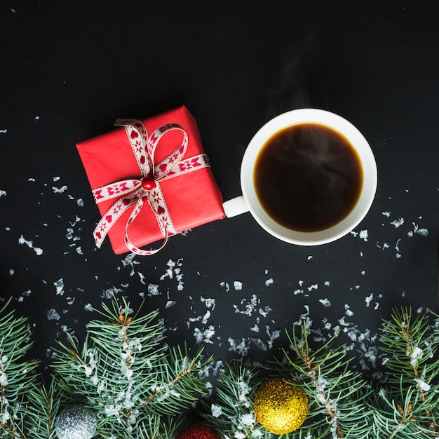 Weihnachtszusammensetzung mit Kaffee nahe bei Geschenkbox