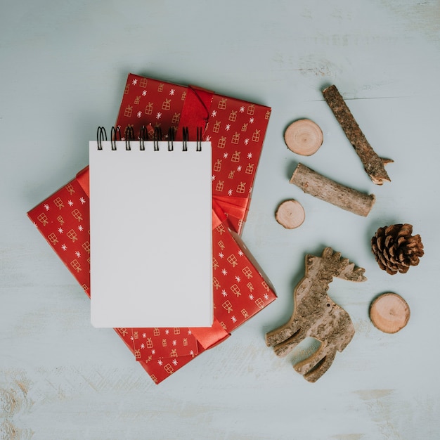 Weihnachtszusammensetzung mit Notizblock auf Geschenken