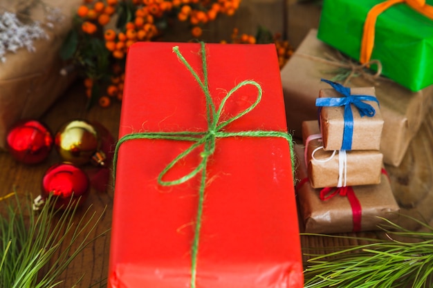 Kostenloses Foto weihnachtszusammensetzung mit roter geschenkbox