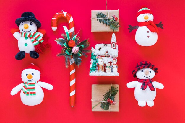 Weihnachtszusammensetzung von Geschenkboxen mit kleinen Schneemännern