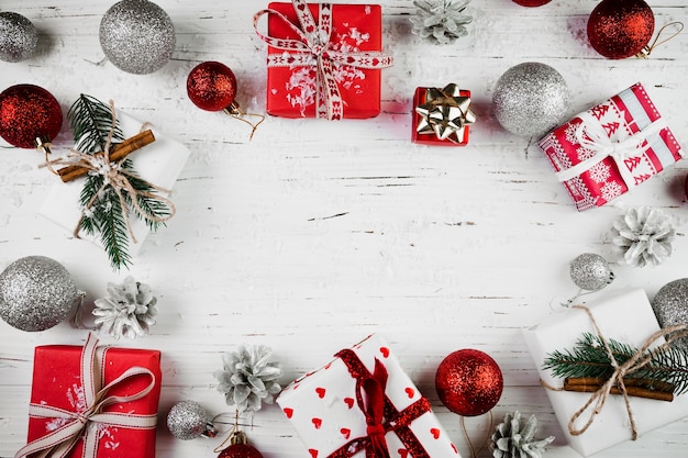 Weihnachtszusammensetzung von hellen Geschenkboxen und -flitter