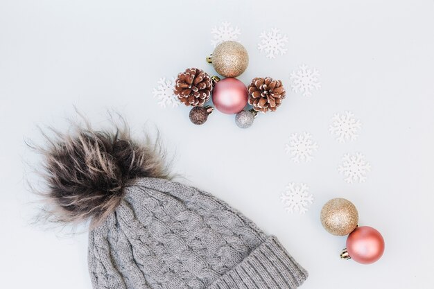 Weihnachtszusammensetzung von Kugeln mit Kappe