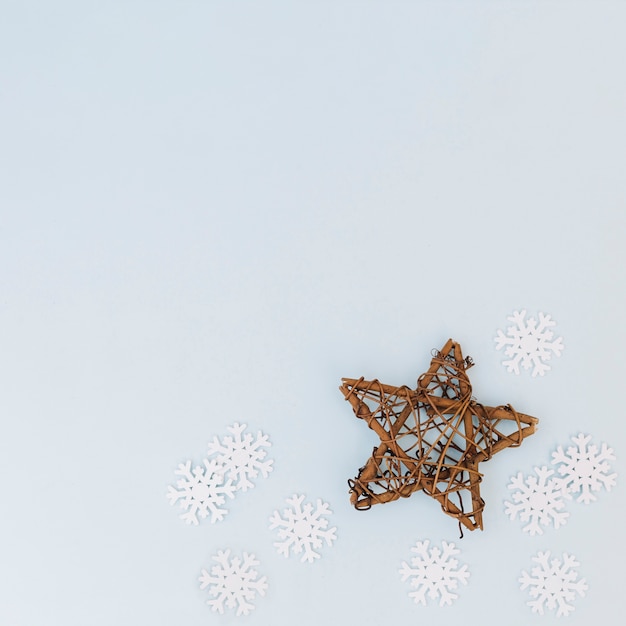 Weihnachtszusammensetzung von Schneeflocken mit Stern