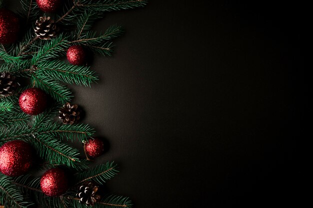 Weihnachtszusammensetzung von Tannenbaumasten mit rotem Flitter