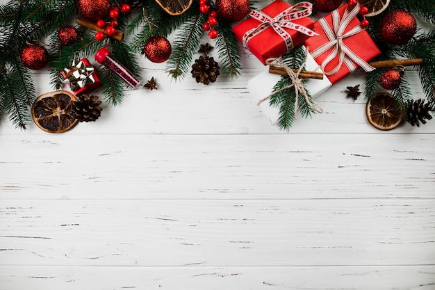 Weihnachtszusammensetzung von Tannenbaumasten und -geschenken