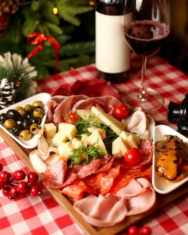 Wein snacks snacks mit würstchen salami geräucherte fleischscheiben käse und oliven