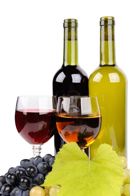 Weinflasche, Glas und Trauben lokalisiert auf Weiß