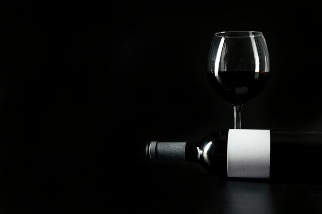Weinflasche in der Nähe von Glas