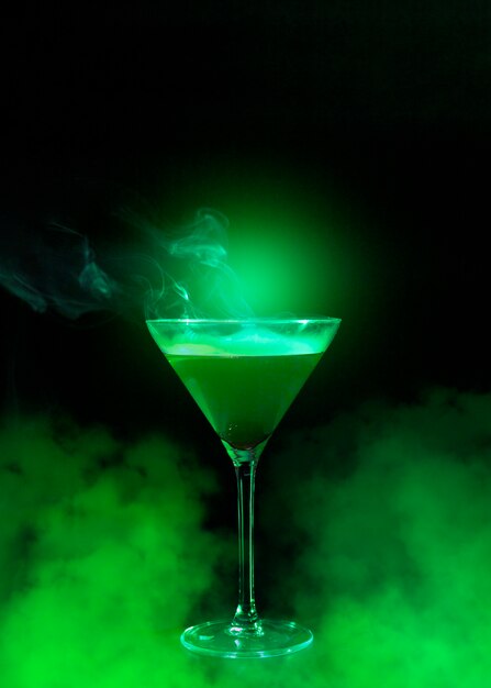 Weinglas mit Alkohol und grünem Rauch