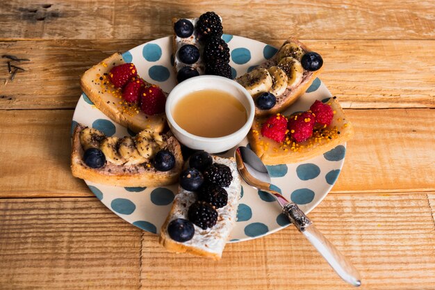 Weinlesefrühstück mit Vielzahl von Früchten