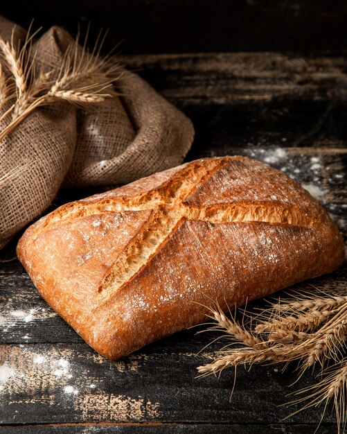 Weißbrot mit knusprigem Krustenmehl und Weizen auf dem Tisch