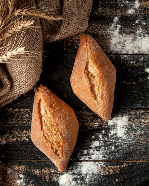 Weißbrot mit knusprigem Krustenweizen und Mehl auf dem Tisch