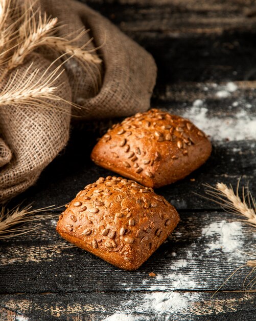 Weißbrot mit Kürbiskernen Weizen und Mehl auf dem Tisch