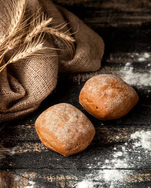 Weißbrot mit Mehl und Weizen auf dem Tisch