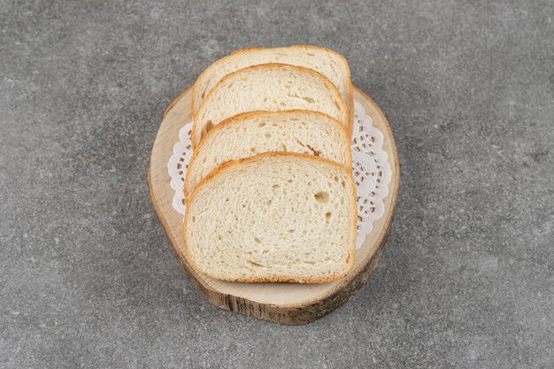 Weißbrotscheiben auf Marmor.