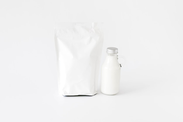 Weißbuchpaket und -flasche für Flüssigkeit