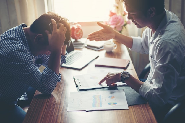 Weiße Arbeit junge Teamarbeit Menschen