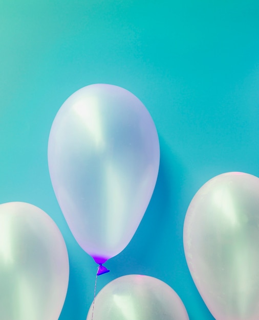 Kostenloses Foto weiße ballone auf blauem hintergrund