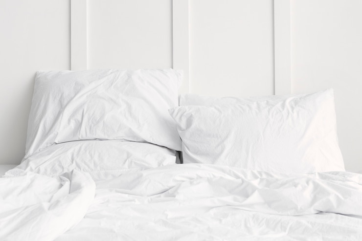 Kostenlose Foto weiße bettwäsche auf einem bett in einem weißen schlafzimmer