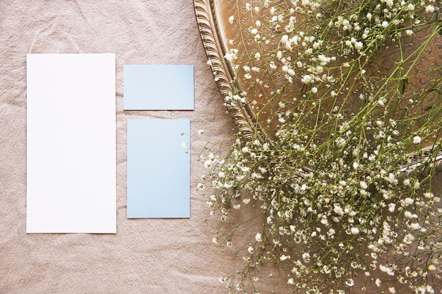 Weiße Blumen auf Tablett und Zettel