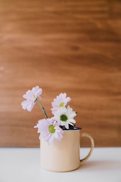 Weiße Blumen im Becher