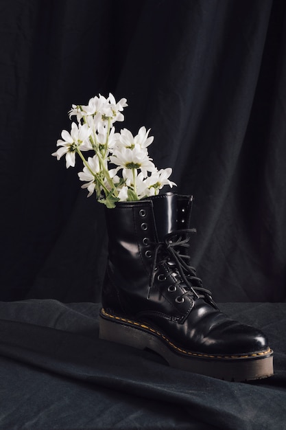 Weiße Blumen im Stiefel