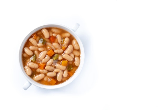 Weiße Bohnen-Suppe mit Gemüse in einer weißen Schüssel, isoliert auf weißem Hintergrund
