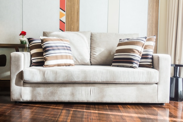 Weiße Couch mit Kissen