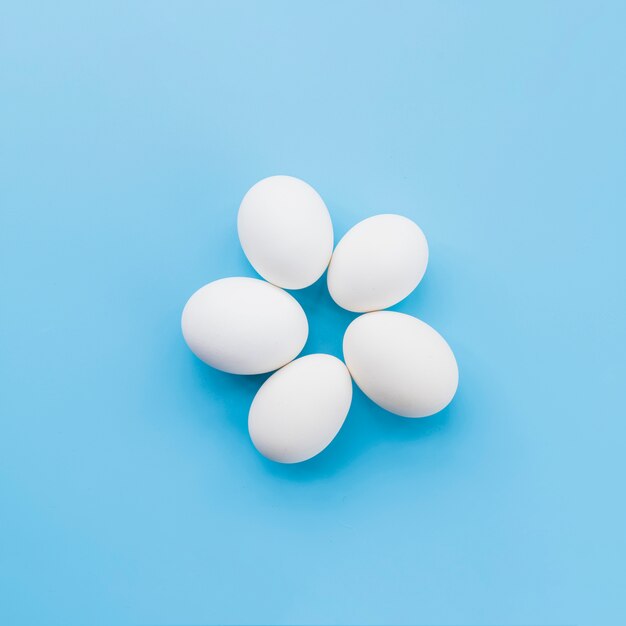 Weiße Eier auf blauem Hintergrund