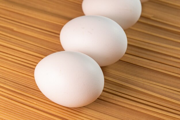 Weiße Eier auf den rohen Nudeln