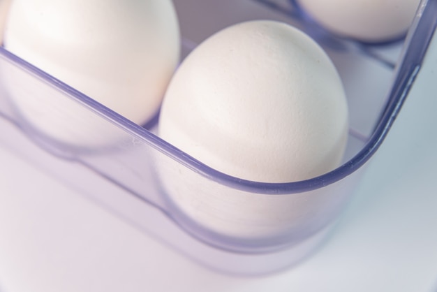 Weiße Eier auf weißem Hintergrund