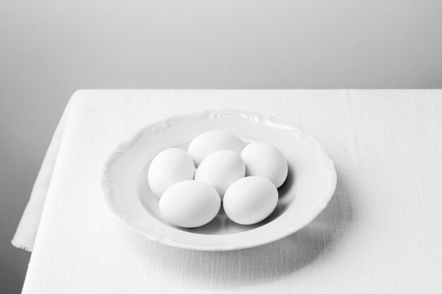 Weiße Eier mit hohem Winkel auf Teller