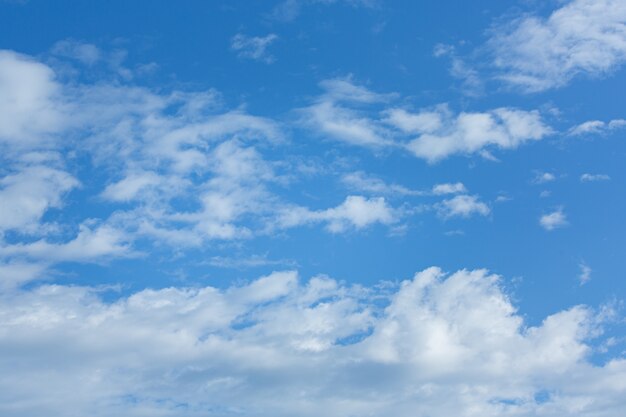 Weiße, flauschige Wolken im blauen Himmel. Natürliche weiße Wolken des Hintergrunds