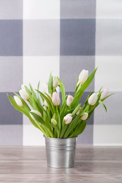 Weiße frische Tulpen im rustikalen Topf