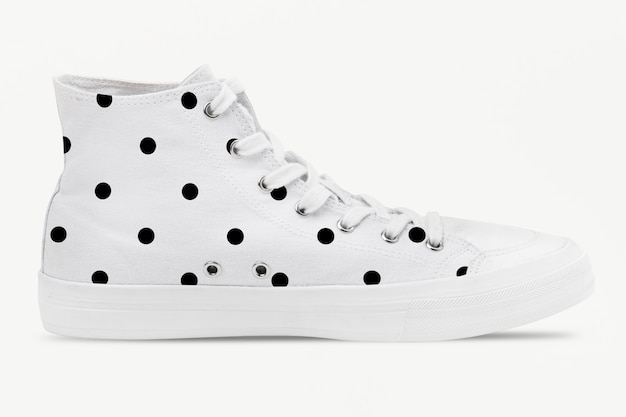 Kostenloses Foto weiße hohe sneakers mit polka dot unisex-schuhmode