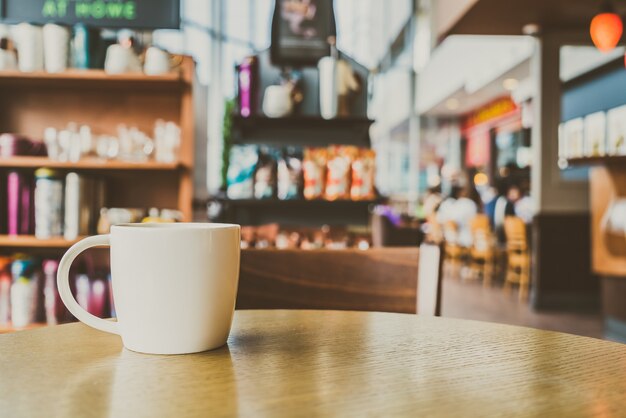 Weiße Kaffeetasse im Kaffeestube-Café - Weinlesefilter