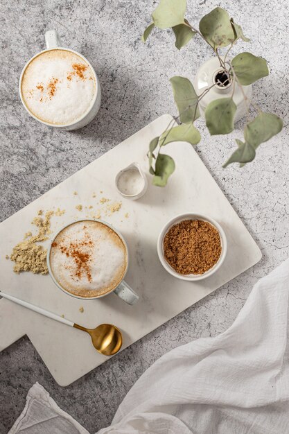 Weiße Keramikbecher mit Kaffee