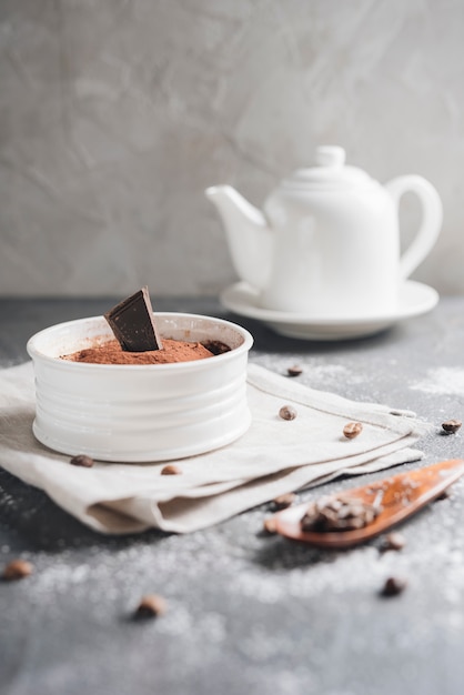 Weiße keramische Schüssel Schokoladenelchnachtisch mit Kaffeebohnen