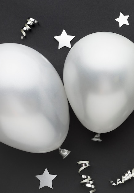 Kostenloses Foto weiße luftballons für die party