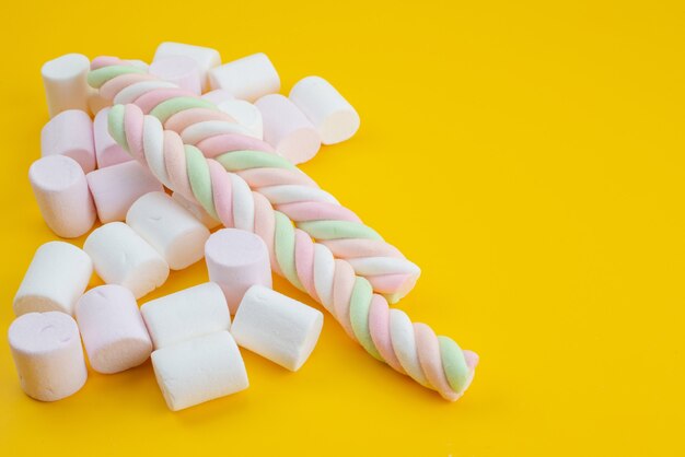 Weiße Marshmallows der Vorderansicht süß auf gelb