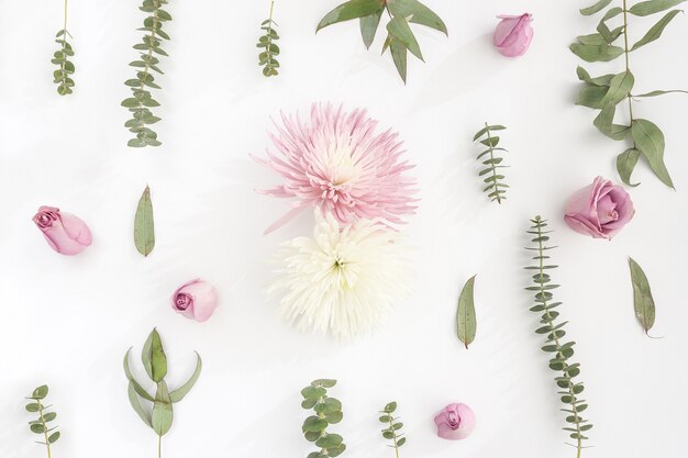 Weiße Oberfläche mit dekorativen Blumen