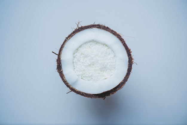 Weiße Oberfläche mit halber Kokosnuss