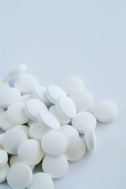 Weiße Pillen Nahaufnahme. Gesundheitswesen